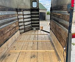 Horse box