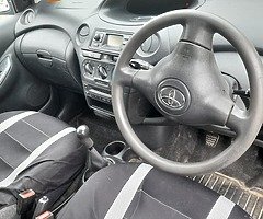 03 Toyota Yaris - Image 4/9