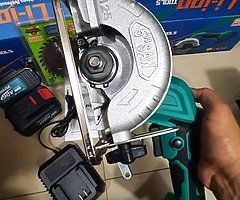 MAKITA CORDLESS CIRCULAR SAW 5inches w/ Blade
BRUSHLESS
(33mm)
2 battery 1 charger included
MADE IN