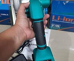 MAKITA CORDLESS CIRCULAR SAW 5inches w/ Blade
BRUSHLESS
(33mm)
2 battery 1 charger included
MADE IN