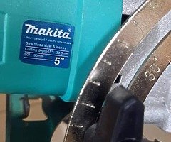 MAKITA CORDLESS CIRCULAR SAW 5inches w/ Blade
BRUSHLESS
(33mm)
2 battery 1 charger included
MADE IN - Image 7/10