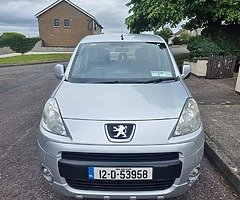 2012 peoguet 5 seater wheelchair accessible,