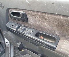 06 isuzu d-max for breaking all parts available - Image 5/5