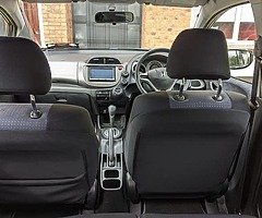 Honda Fit - Image 8/10