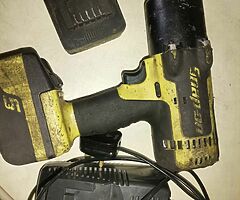 Snap-on 1/2" gun with 2 batteries and charger - Image 3/3