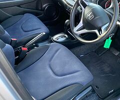 2010 Honda Fit (Jazz) 1.3 petrol automatic LOW KMS - Image 6/10