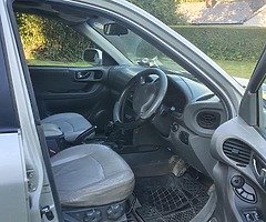 Beautiful Auto 2003 Silver Hyundai Santa Fe NCT. - Image 5/10