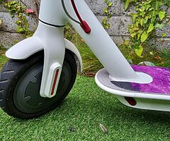 Xiaomi M360 white electric scooter in great condition with charger.
