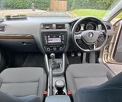 Volkswagen Jetta 2015 Confortline. Low mileage 36k kilometers - Image 6/10