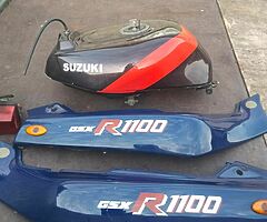 Suzuki GSX-R 1100 l/m tank. side panels.tail light.