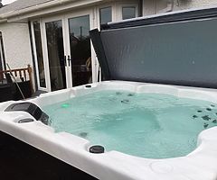 Super Value H2o 5 seater Hottub. Plug and Play No need for extra heavy voltage economic to ru