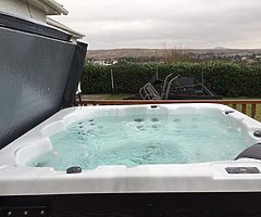 Super Value H2o 5 seater Hottub. Plug and Play No need for extra heavy voltage economic to ru