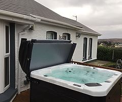 Super Value H2o 5 seater Hottub. Plug and Play No need for extra heavy voltage economic to ru - Image 3/4