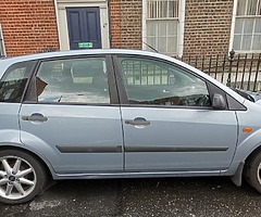 Vând Ford Fiesta din 2006.
