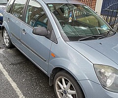 Vând Ford Fiesta din 2006.