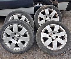 ALLOYS WHEELS WITH VERY GOOD TYRES