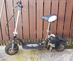 ZIPPER petrol scooter .... needs a pullstart but can be seen started & driving