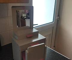 Designer friends - Image 3/7