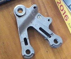 Zx6r j1 footrest hanger, gear side, wanted.
